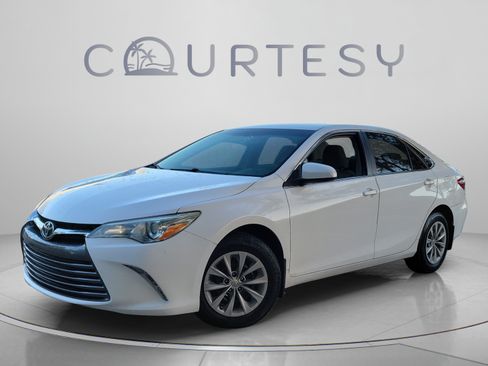 Used 2015 Toyota Camry LE FWD image 1