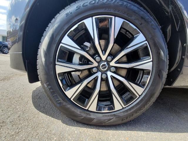Used 2025 Volvo XC60 B5 Plus AWD/4WD image 31