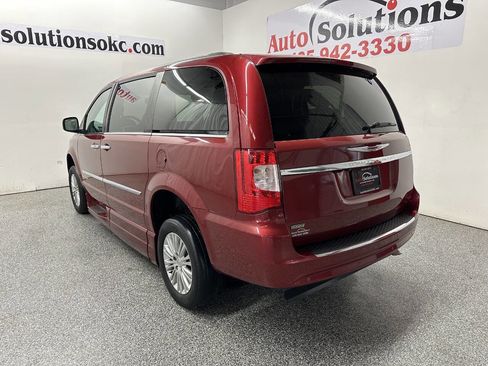 Used 2015 Chrysler Town & Country Touring-L w/ Driver Convenience Group image 5