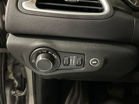 Used 2017 Chrysler 200 Limited Platinum image 29