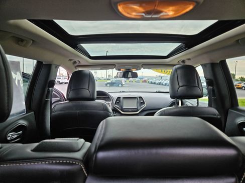 Used 2015 Jeep Cherokee Limited w/ Luxury Group AWD/4WD image 18