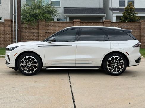 Used 2024 Lincoln Nautilus Reserve AWD/4WD image 9