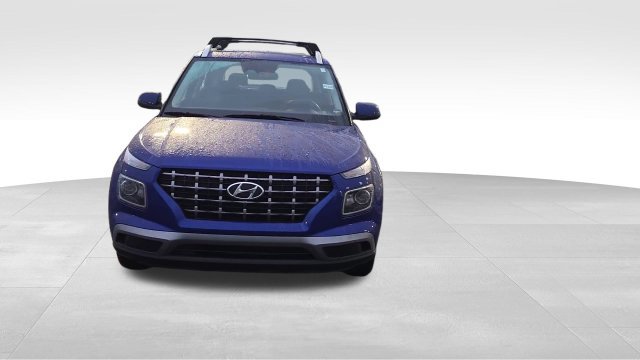 Used 2024 Hyundai Venue SEL FWD image 2