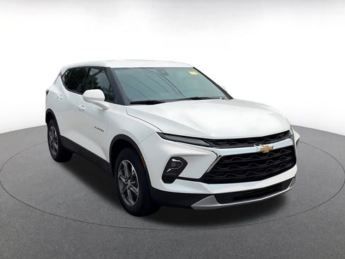 Used 2025 Chevrolet Blazer LT FWD image 3