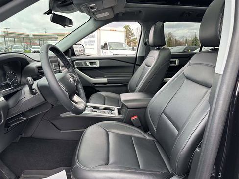 Used 2023 Ford Explorer XLT w/ Equipment Group 202A image 10