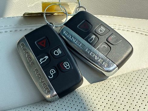 Used 2016 Land Rover Range Rover Supercharged AWD/4WD image 9