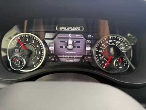 Used 2022 RAM 1500 Big Horn AWD/4WD image 3