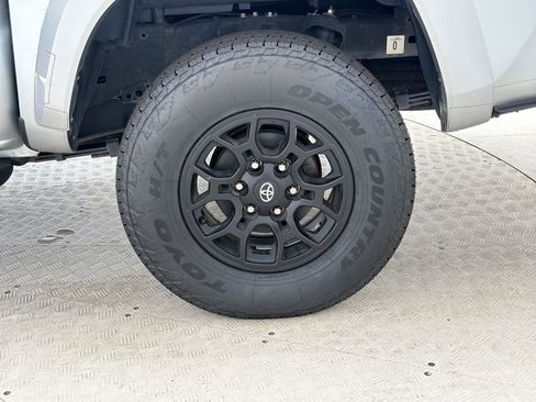 Used 2022 Toyota Tacoma SR5 w/ Technology Package RWD image 11