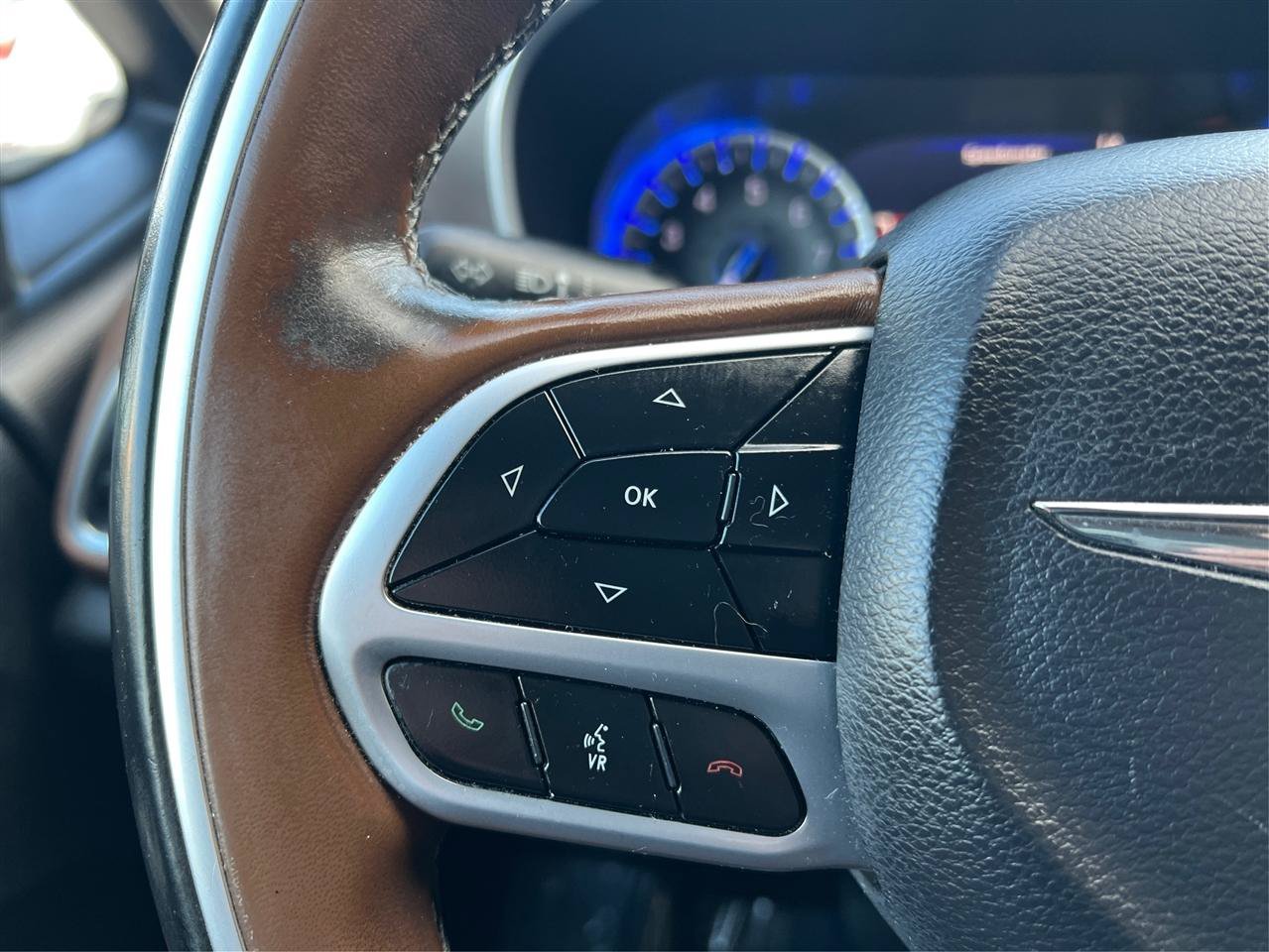 Used 2018 Chrysler Pacifica Limited FWD image 40