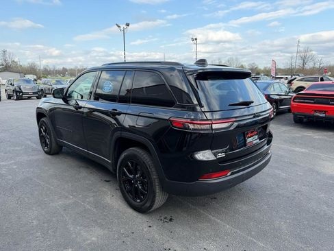 Used 2025 Jeep Grand Cherokee Altitude image 7