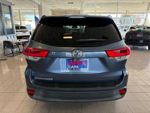 Used 2017 Toyota Highlander LE w/ Carpet Mat Package FWD image 6