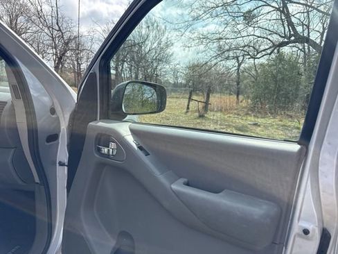 Used 2012 Nissan Frontier SV w/ SV Premium Utility Pkg image 32