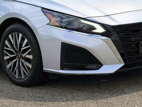 Used 2024 Nissan Altima 2.5 SV FWD image 10