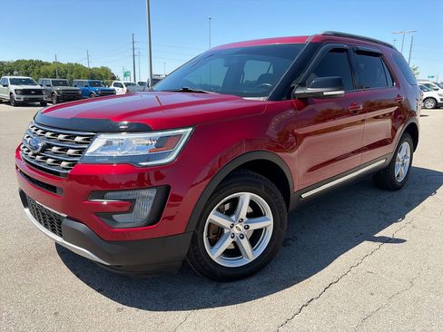 Used 2017 Ford Explorer XLT w/ Equipment Group 202A AWD/4WD image 3