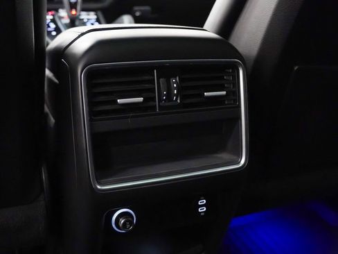 Certified 2023 Porsche Cayenne Platinum Edition image 20