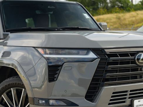 Used 2024 Lexus GX 550 w/ Accessory Package (Z1) AWD/4WD image 3