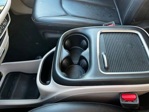 Used 2024 Chrysler Pacifica Select image 24