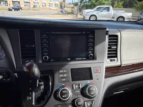 Used 2019 Toyota Sienna Limited Premium FWD image 4