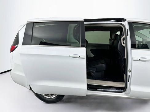 Used 2024 Chrysler Pacifica Touring-L image 31