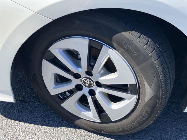 Certified 2017 Toyota Prius Four w/ Advanced Technology Package FWD image 9