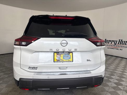 Used 2025 Nissan Rogue SL w/ Tech Package FWD image 5