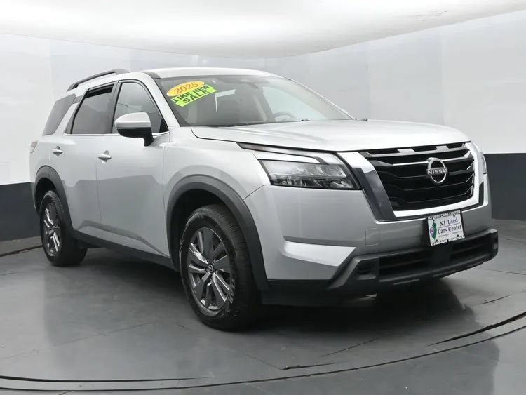 Used 2025 Nissan Pathfinder SV AWD/4WD image 2