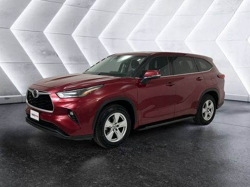 Used 2021 Toyota Highlander LE FWD image 3