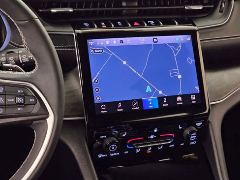 Used 2023 Jeep Grand Cherokee L Limited w/ Black Appearance Package image 17