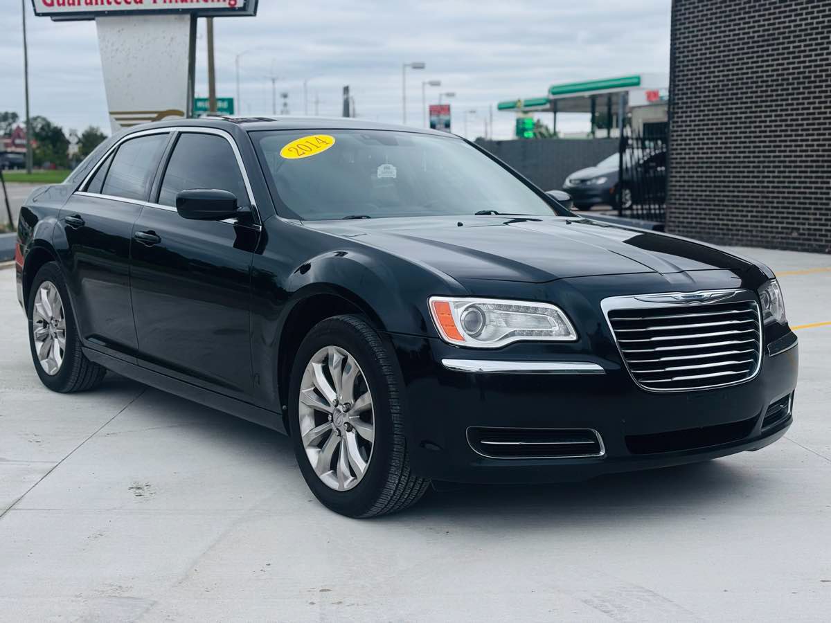 Used 2014 Chrysler 300 AWD image 6