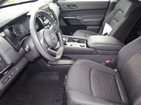 Certified 2025 Nissan Pathfinder SV image 17