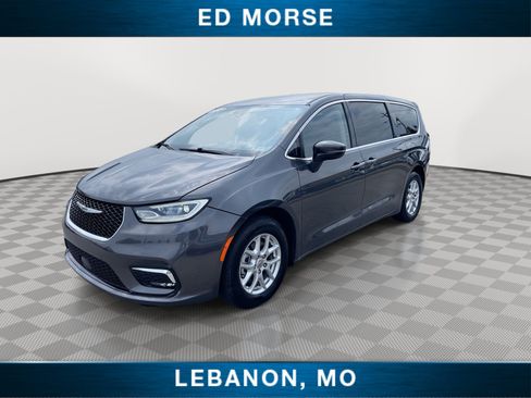 Used 2023 Chrysler Pacifica Touring-L FWD image 4