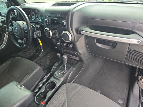 Used 2018 Jeep Wrangler Unlimited Sahara AWD/4WD image 10