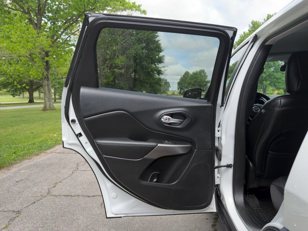 Used 2019 Jeep Cherokee Latitude Plus w/ Cold Weather Group AWD/4WD image 26