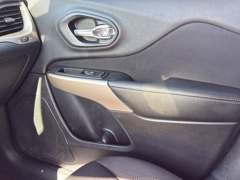 Used 2018 Jeep Cherokee Latitude FWD image 16
