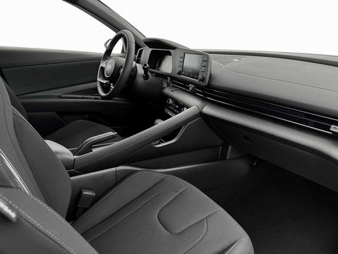 Certified 2025 Hyundai Elantra Sport image 29