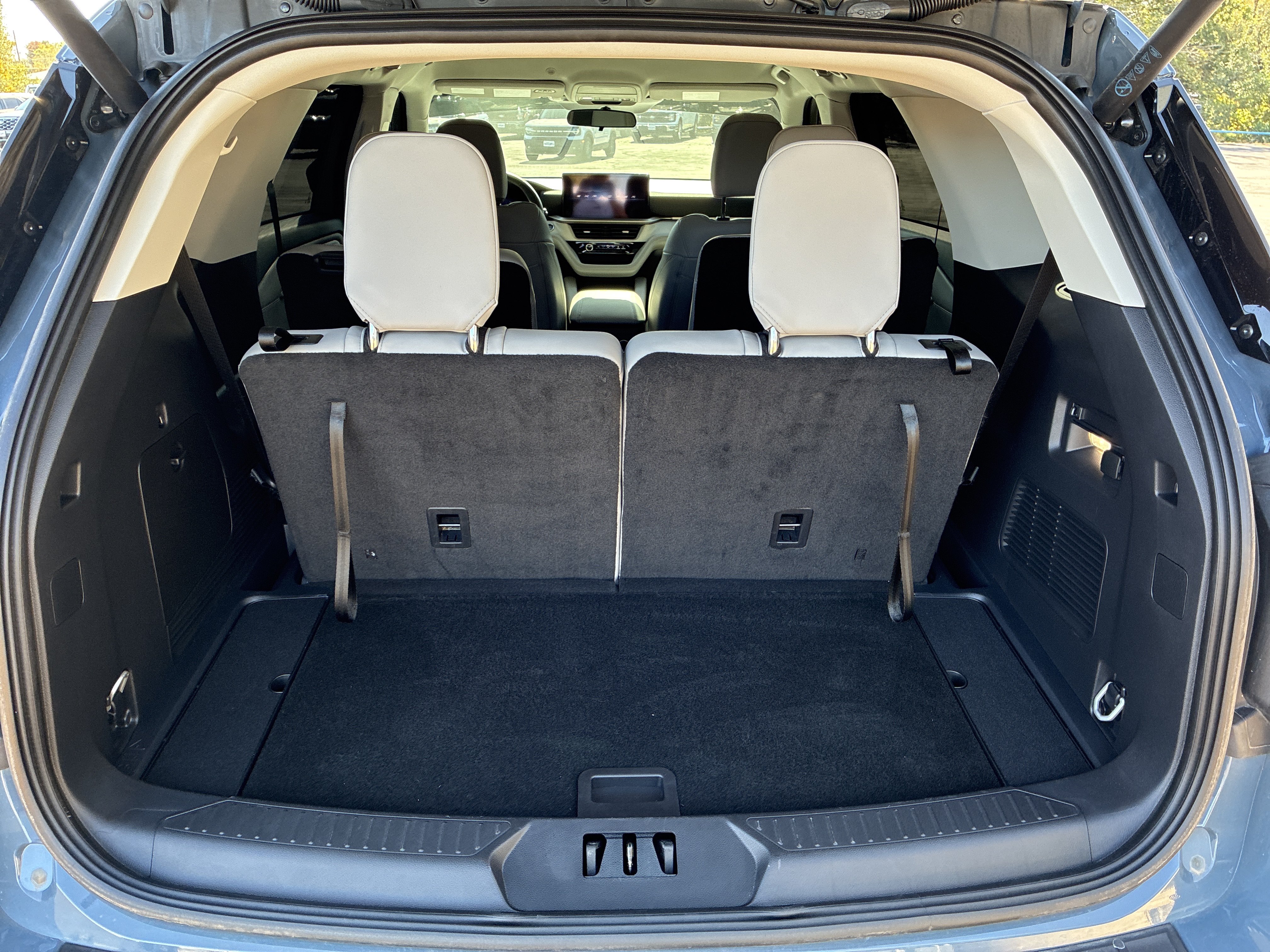 Used 2025 Ford Explorer Active w/ Active Comfort Package RWD image 44
