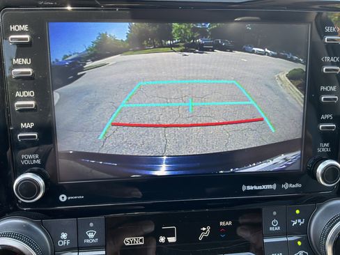 Used 2021 Toyota Highlander XLE FWD image 25