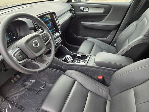 Used 2025 Volvo XC40 B5 Plus image 14