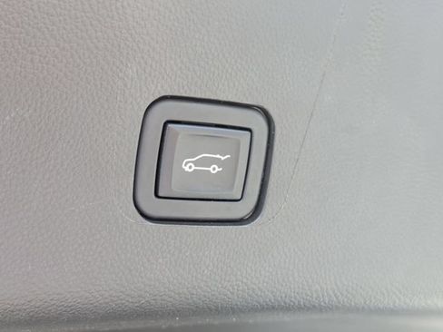 Used 2022 Chevrolet Traverse LT FWD image 33