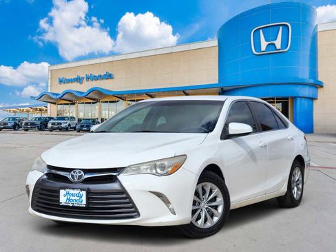 Used 2015 Toyota Camry LE image 1