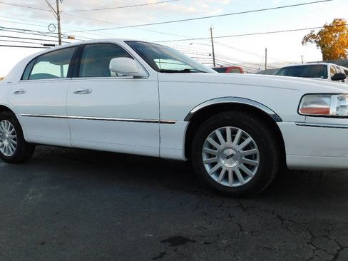 Used 2004 Lincoln Town Car Signature image 32