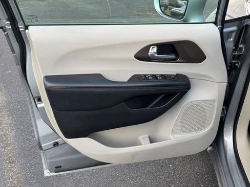 Used 2017 Chrysler Pacifica Touring-L Plus w/ Advanced Safetytec Group image 13