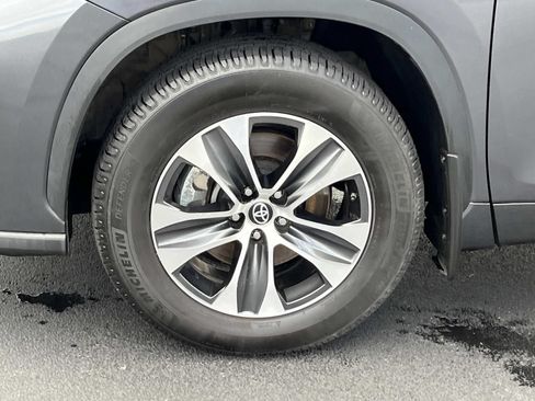 Used 2023 Toyota Highlander XLE AWD/4WD image 11