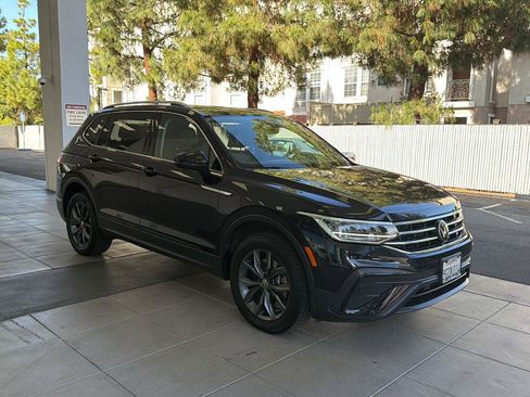 Certified 2022 Volkswagen Tiguan SE w/ Panoramic Sunroof Package AWD/4WD image 7