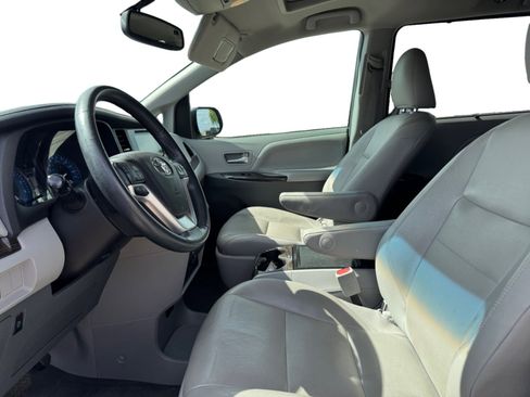 Used 2017 Toyota Sienna XLE Premium image 10