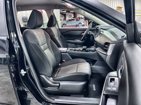 Used 2025 Nissan Rogue SV FWD image 28