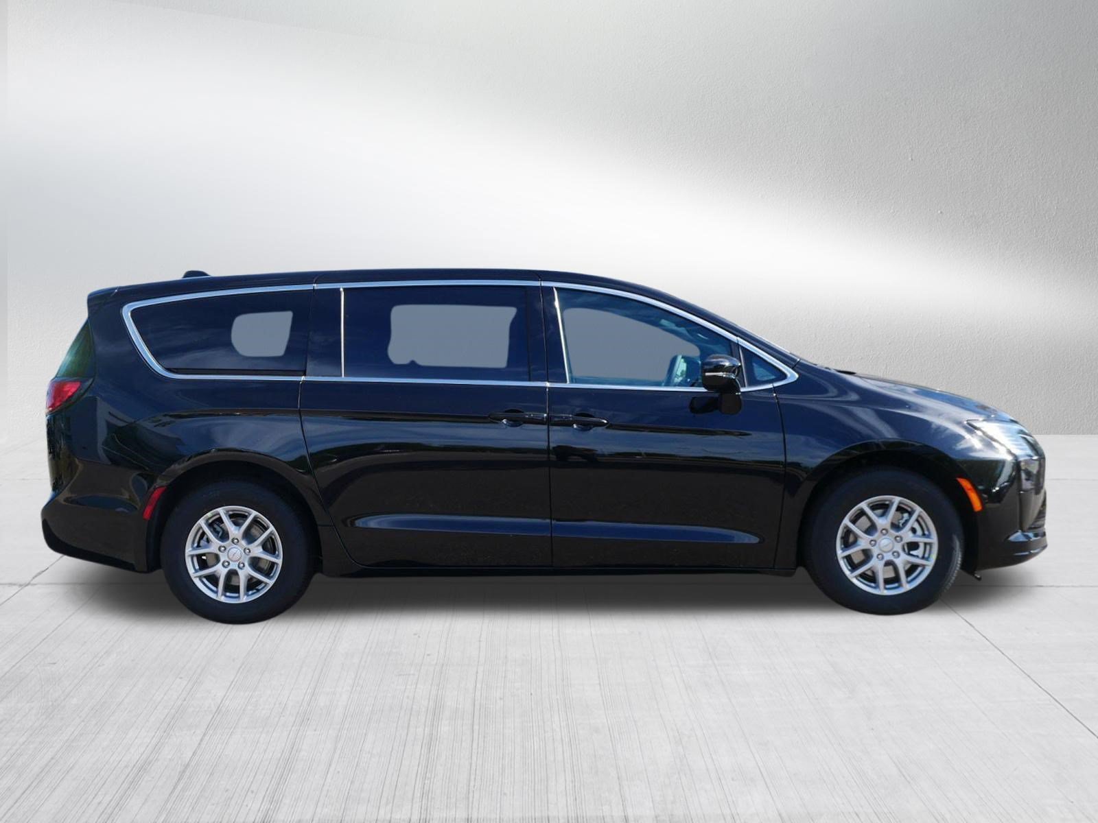 New 2027 Chrysler Pacifica Select FWD image 8