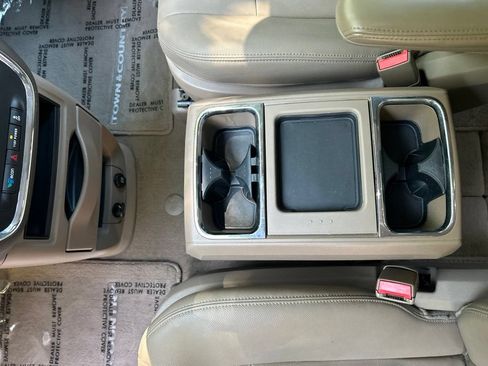 Used 2015 Chrysler Town & Country Touring FWD image 15