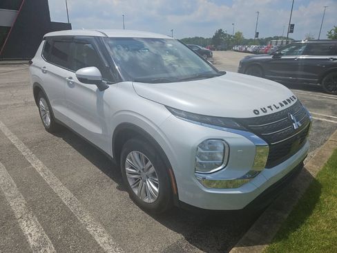 Used 2023 Mitsubishi Outlander ES AWD/4WD image 1