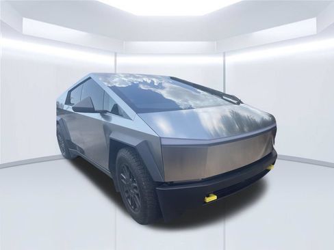 Used 2025 Tesla Cybertruck AWD Crew Cab image 4